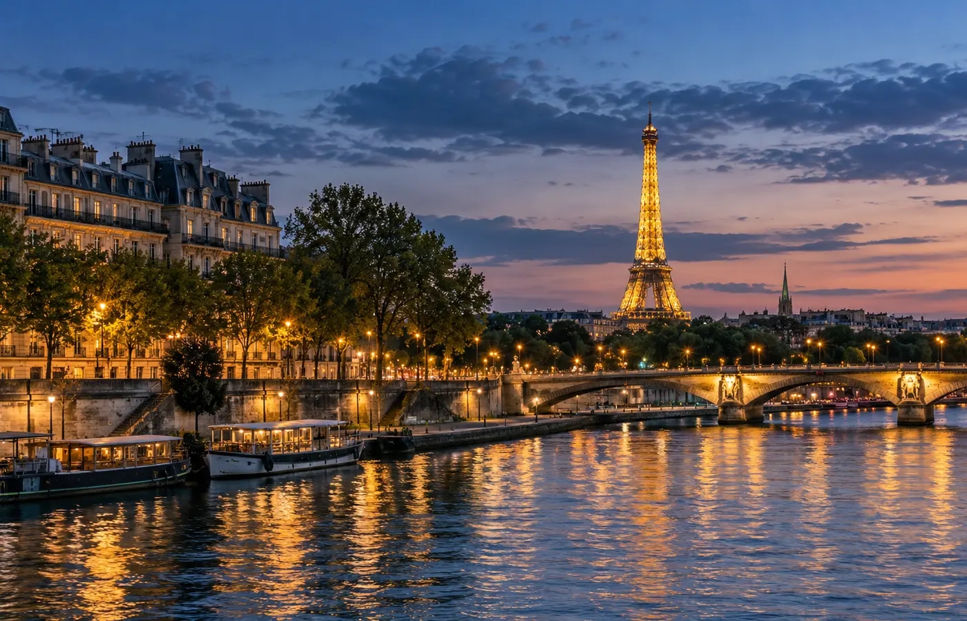 Paris et la tour Eiffel à la tombée du jour